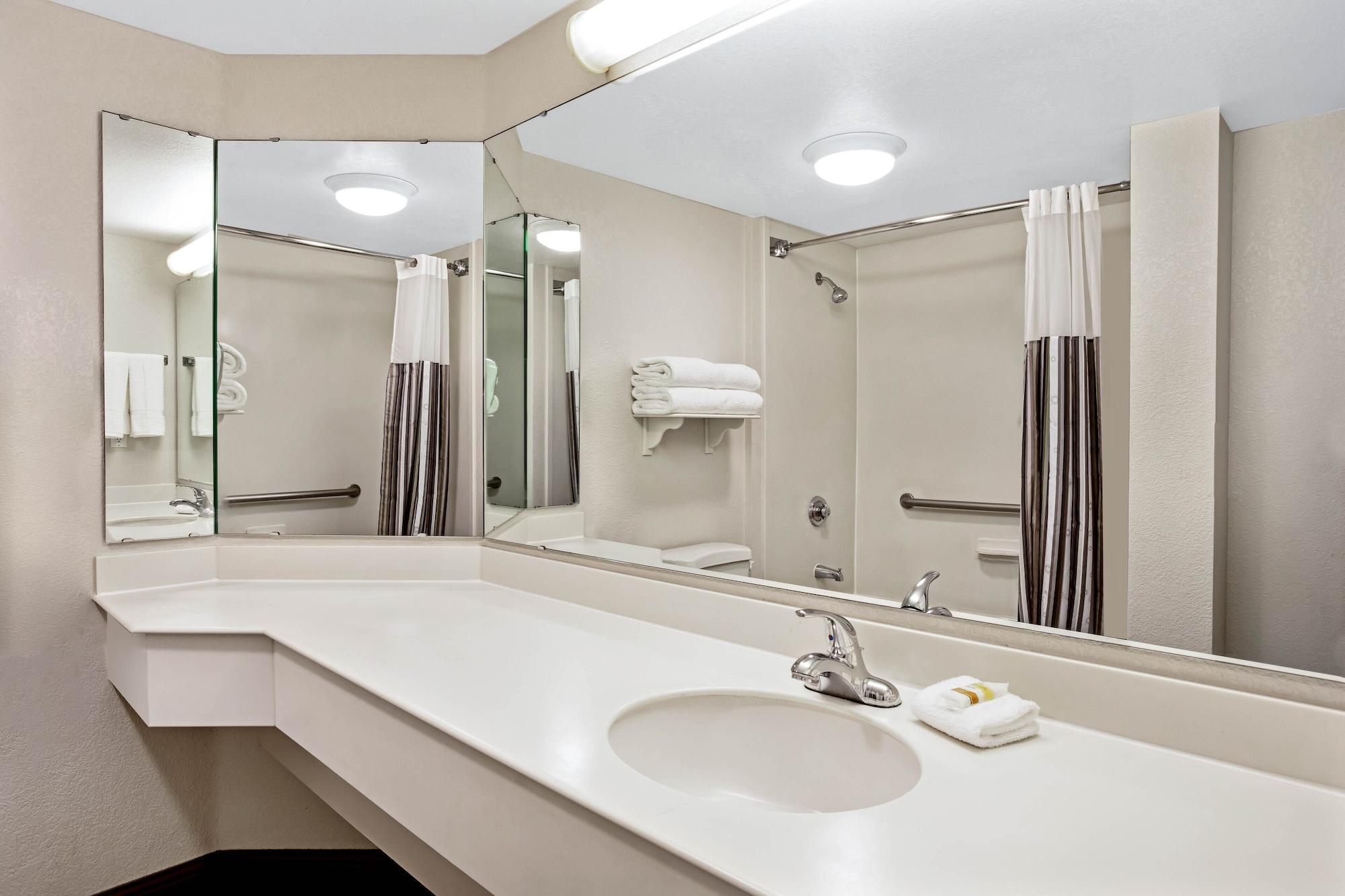 Hotel La Quinta By Wyndham Indianapolis Airport Plainfield Exterior foto