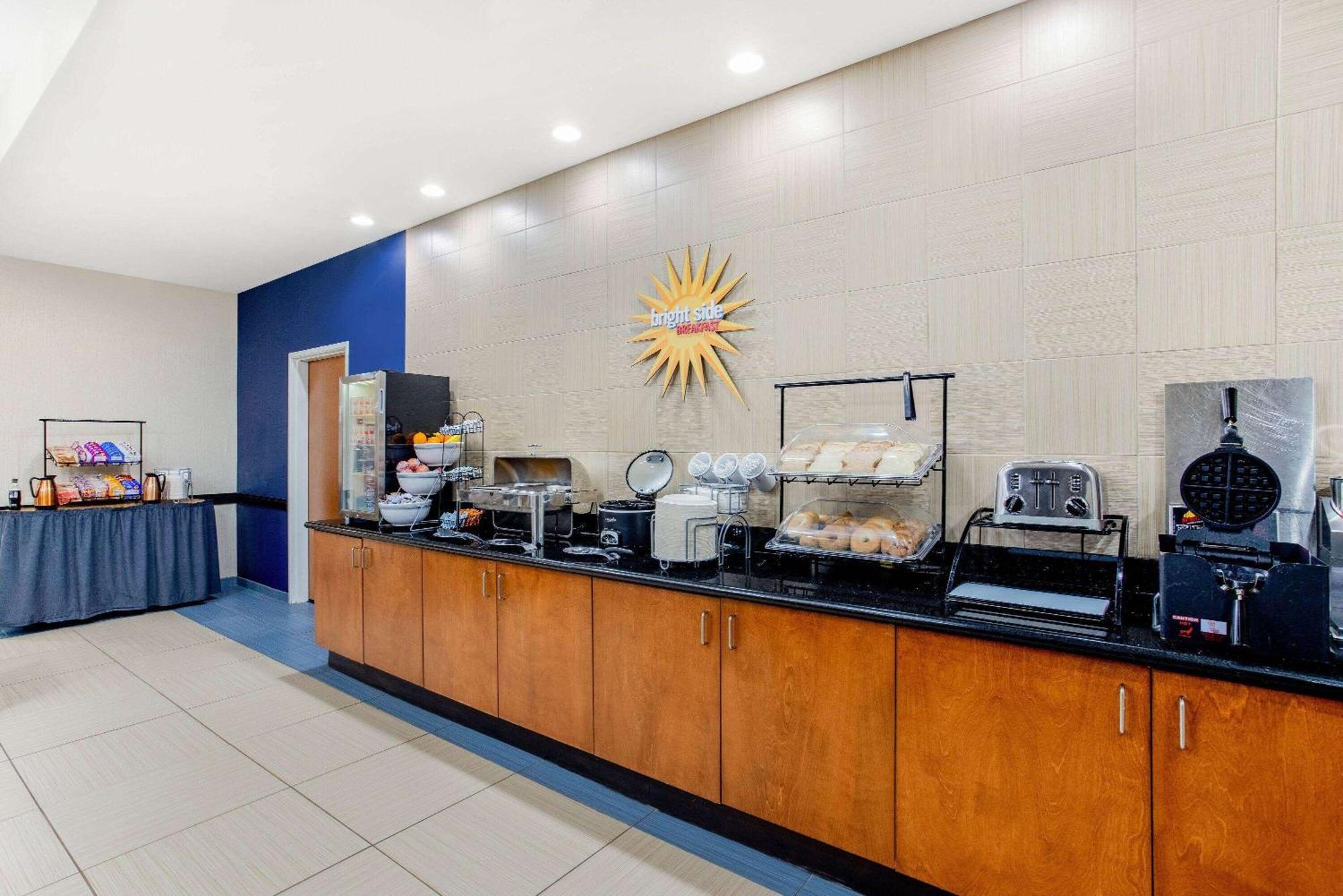 Hotel La Quinta By Wyndham Indianapolis Airport Plainfield Exterior foto